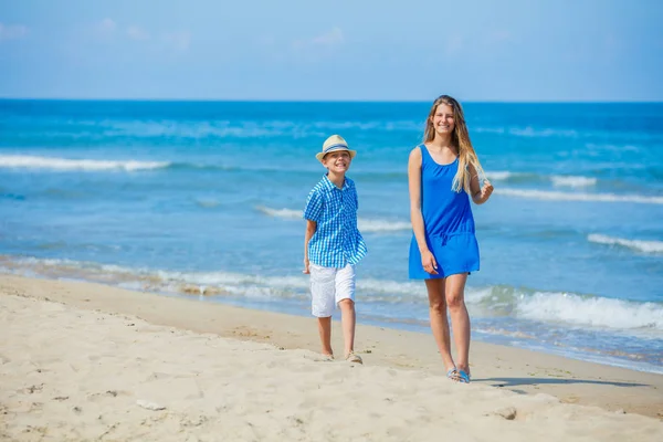 Adorable niños niño ana chica caminando en la playa . — Foto de Stock