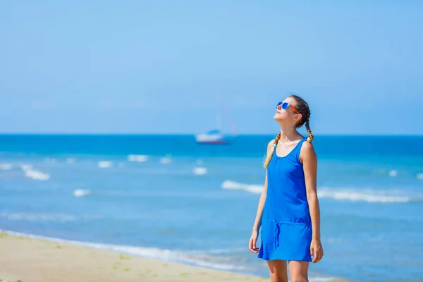 Chica divirtiéndose en la playa tropical — Foto de Stock