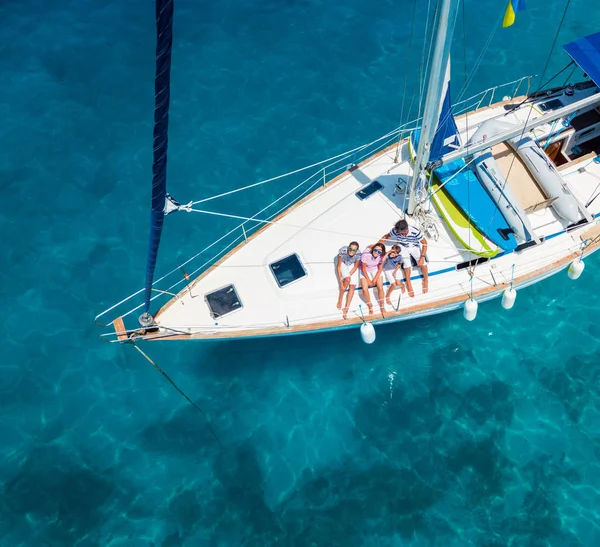 Vue du dessus de la famille avec des enfants adorables reposant sur le yacht — Photo