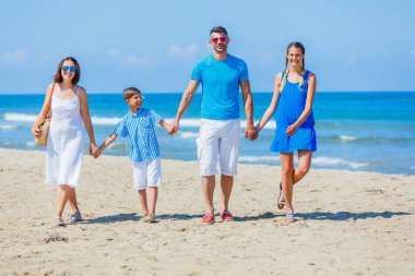Mutlu bir aile kumsalda birlikte eğleniyor. Yaz eğlence eğlenceli mutlu yaşam