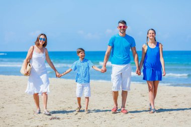 Mutlu bir aile kumsalda birlikte eğleniyor. Yaz eğlence eğlenceli mutlu yaşam
