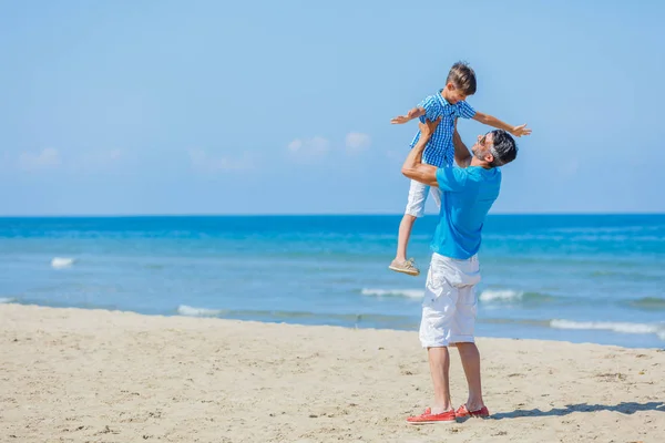 Padre e hijo jugando juntos en la playa . —  Fotos de Stock