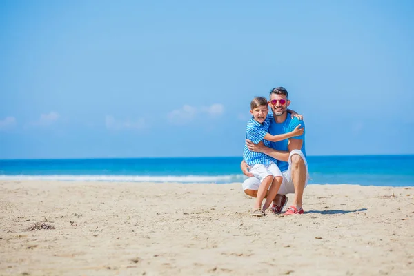 Père et fils jouant ensemble à la plage . — Photo