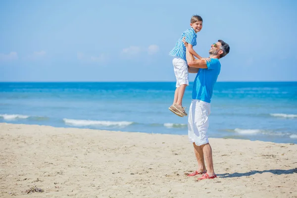 Padre e hijo jugando juntos en la playa . —  Fotos de Stock