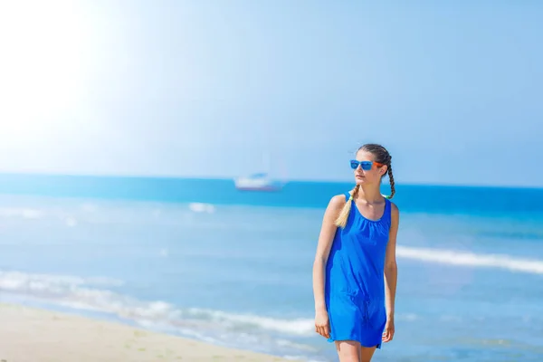 Tropik sahilde eğleniyor kız — Stok fotoğraf