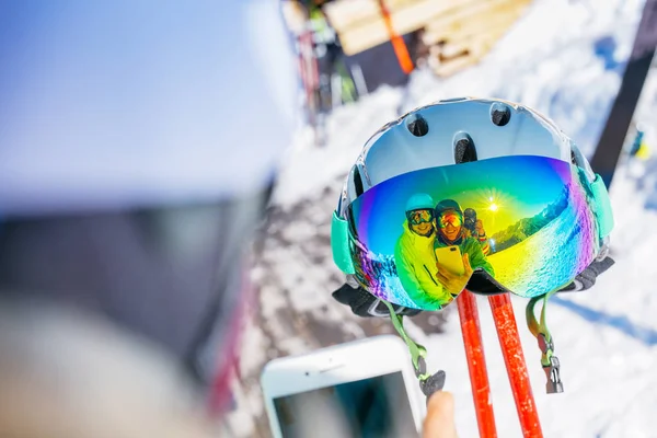 Dos chicas esquiadoras haciendo selfie en gafas de esquí de colores y casco gris —  Fotos de Stock