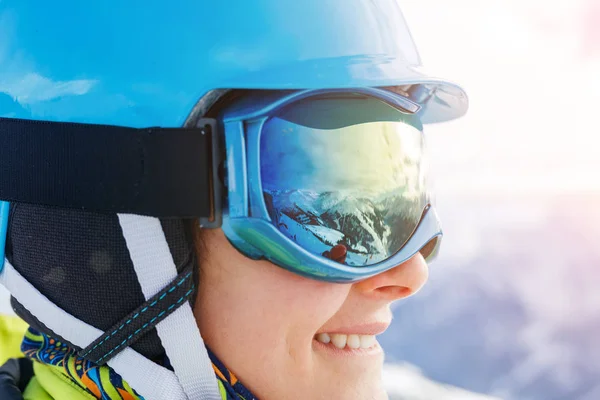 Retrato de close-up da menina snowboarder na estação de esqui de inverno . — Fotografia de Stock