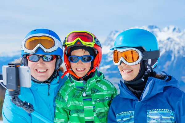 Gelukkige familie selfie maken op winter vakanties in de bergen. Ski, zon, sneeuw en fun. — Stockfoto