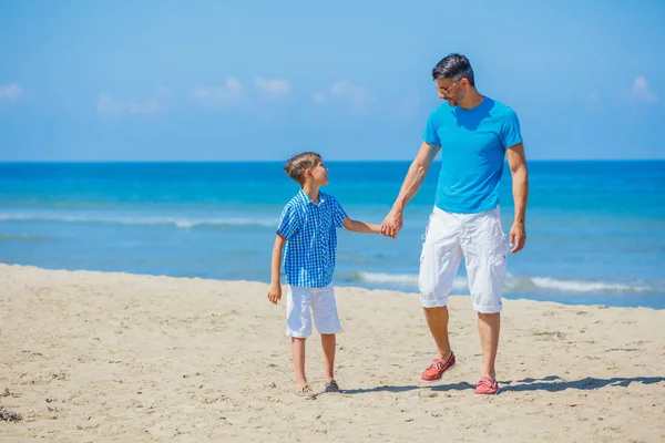 父子和儿子一起在海滩玩 快乐的生活方式 — 图库照片