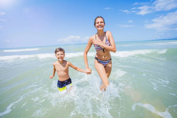 Glada barn att ha roligt på tropical beach — Stockfoto