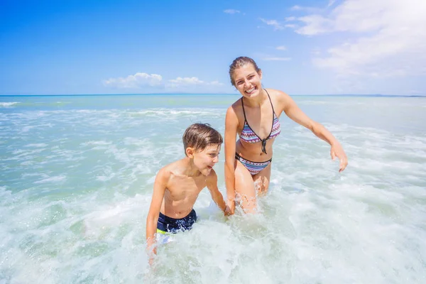 Niños felices divirtiéndose en la playa tropical — Foto de Stock