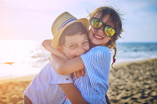 Crianças felizes se divertindo na praia tropical — Fotografia de Stock