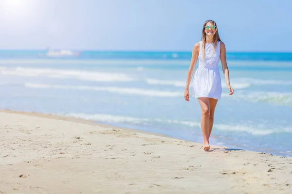열 대 바닷가에 재미 행복 한 여자 — 스톡 사진