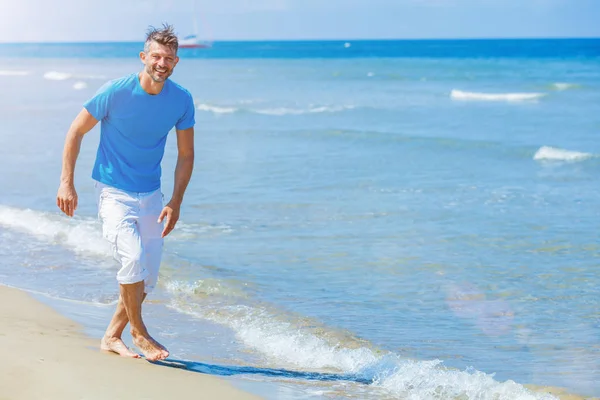 Atractivo joven en una playa tropical — Foto de Stock