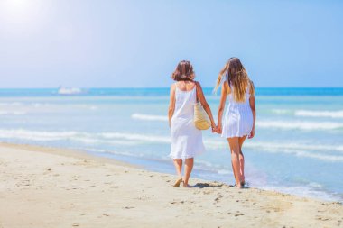 Sevimli kız ve annesi arkadan görünüm size iyi eğlenceler sahil beldesi