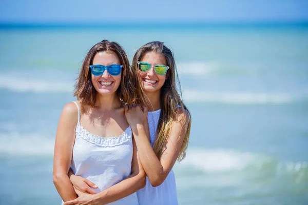 Retrato de menina bonito e sua mãe ter um bom tempo no resort à beira-mar — Fotografia de Stock