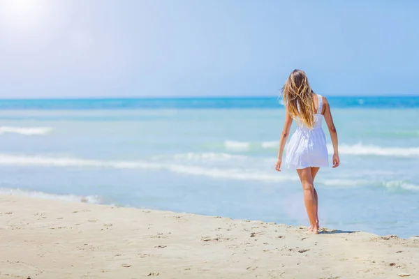 Szczęśliwa Dziewczyna zabawy na tropikalnej plaży — Zdjęcie stockowe