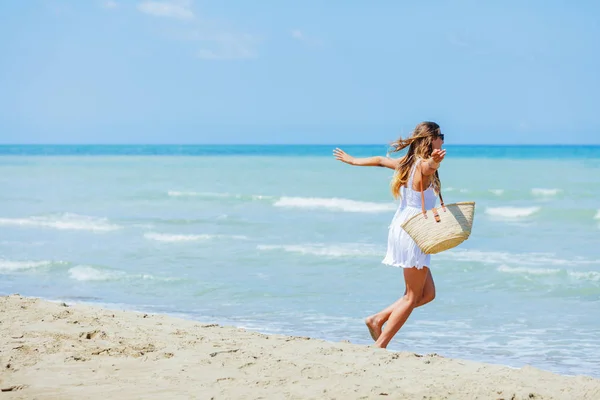 Chica feliz divirtiéndose en la playa tropical —  Fotos de Stock