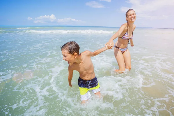 Glada barn att ha roligt på tropical beach — Stockfoto