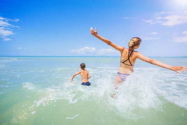 Glada barn att ha roligt på tropical beach — Stockfoto