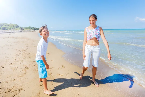 Gelukkige jonge geitjes plezier op tropisch strand — Stockfoto