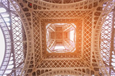 Eyfel Kulesi muhteşem atış ile dramatik gökyüzü, Paris, Fransa