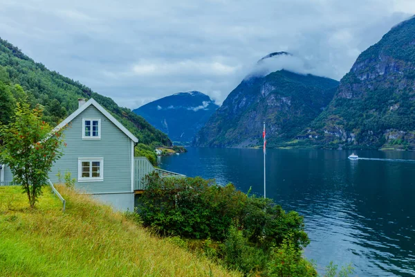 Paisaje típico noruego con casa de pared verde. Nublada mañana de verano en Noruega, Europa . —  Fotos de Stock
