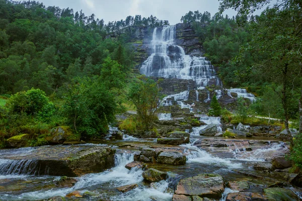 Pohled do Norska krajinu s velkým vodopádem — Stock fotografie