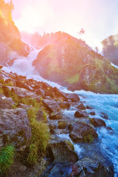 Blick auf norwegische Landschaft mit großem Wasserfall — Stockfoto