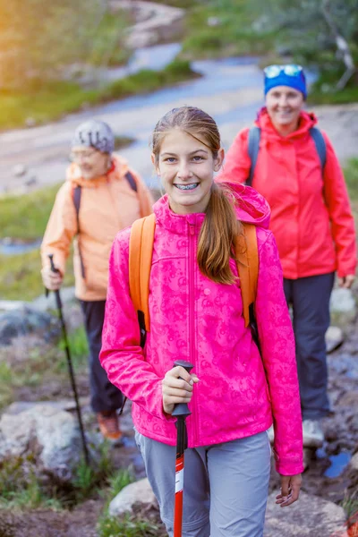 Roztomilá dívka s turistické vybavení v horách — Stock fotografie