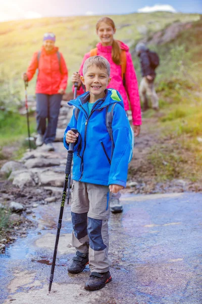 Rapaz bonito com equipamento de caminhadas nas montanhas — Fotografia de Stock