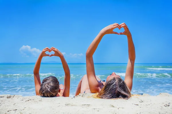 I bambini adorabili si divertono sulla spiaggia . — Foto Stock