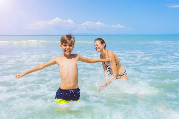 Mutlu çocuklar eğleniyor tropik sahilde — Stok fotoğraf