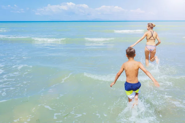 Glada barn att ha roligt på tropical beach — Stockfoto