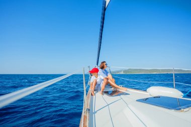 Çocuk annesiyle yat yaz yelken gemide cruise.