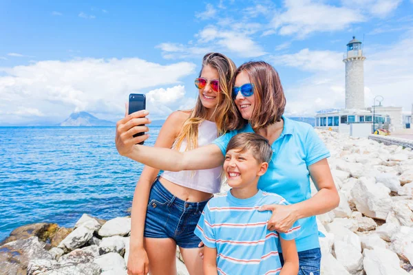 Щаслива родина прийняття selfie передній Патри Маяк, Пелопоннес, Греція. — стокове фото