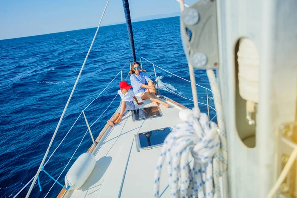 A fiú anyja, a fedélzeten, a vitorlás hajó, a nyári cruise. — Stock Fotó