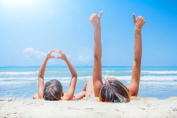 Glückliche Kinder, die Spaß am tropischen Strand haben — Stockfoto