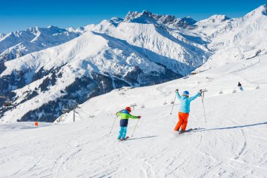 Tatlı kayakçı Çocuk annesiyle bir kış kayak merkezi eğleniyor.