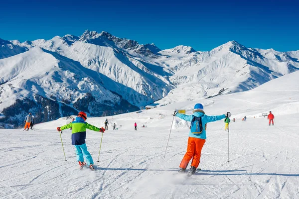 Roztomilý lyžař chlapce s matkou baví v zimní lyžařské středisko. — Stock fotografie