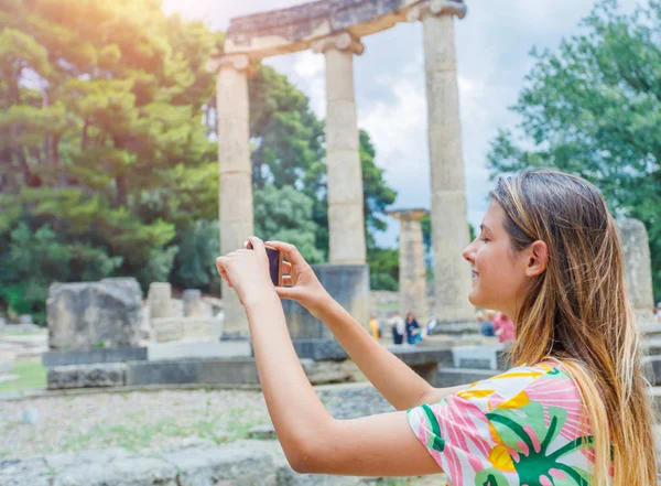 年轻的女性旅行者拍照。奥林匹亚著名考古遗址。希腊伯罗奔尼撒。旅游理念 — 图库照片