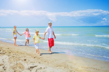 Mutlu bir aile kumsalda birlikte eğleniyor. Yaz eğlence eğlenceli mutlu yaşam