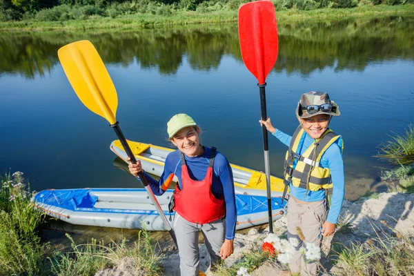 İki çocuk Kayak keyfi güzel nehir yolculuğu. Küçük çocuk ve genç kız sıcak yaz gününde Kayak. Su spor eğlence. — Stok fotoğraf