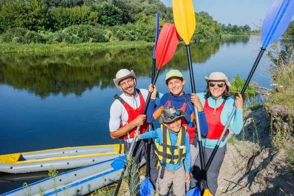 Lycklig familj med två barn njuter kajak tur på vackra floden. Liten pojke och tonåring flicka kajakpaddling varm sommardag. Vatten sport kul. — Stockfoto