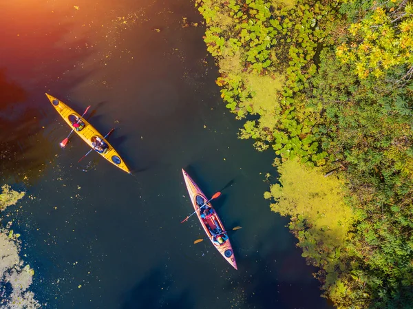 Antenn drönare fåglar öga Visa foto av lycklig familj med två barn njuter kajak tur på vackra floden. Liten pojke och tonåring flicka kajakpaddling varm sommardag. Vatten sport kul. — Stockfoto