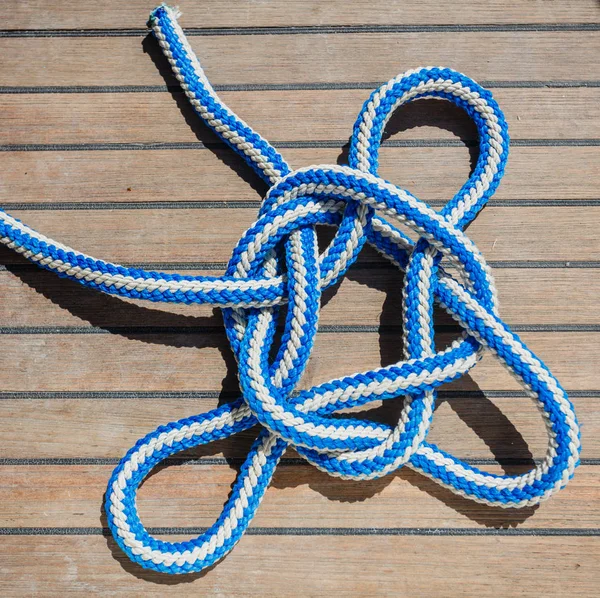 Reef Knot cepat dan mudah diikatkan - ia merupakan simpul yang baik untuk mengamankan barang-barang non-kritis . — Stok Foto