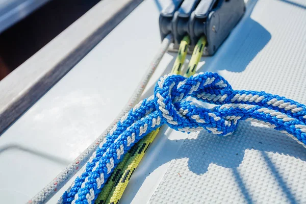 The Reef Knot is quick and easy to tie - it is a good knot for securing non-critical items. — Stock Photo, Image
