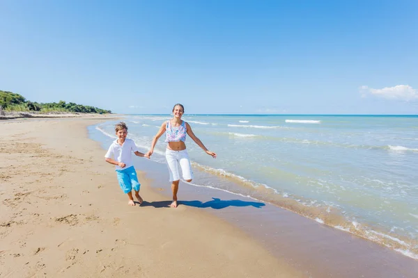 Niños felices divirtiéndose en la playa tropical — Foto de Stock