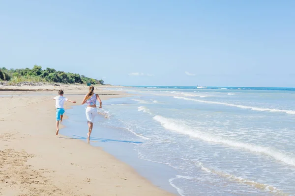 可爱快乐的孩子的背面 女孩和男孩跑和在热带海滩上的乐趣 — 图库照片