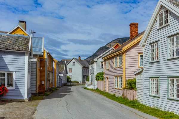 Ulice s dřevěnými domy, Norsko. Architektura pozadí staré budovy — Stock fotografie